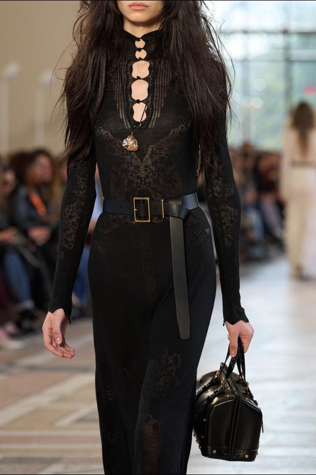 غابرييلا هيرست توجّه من خلال مجموعة خريف 2026 تحية إنسانية بروح معاصرة