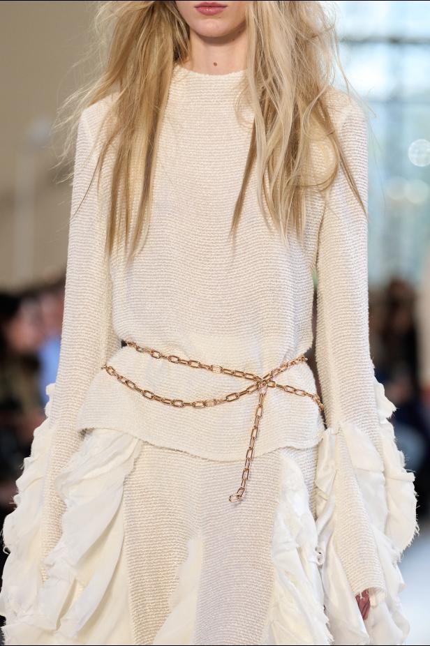 غابرييلا هيرست توجّه من خلال مجموعة خريف 2026 تحية إنسانية بروح معاصرة