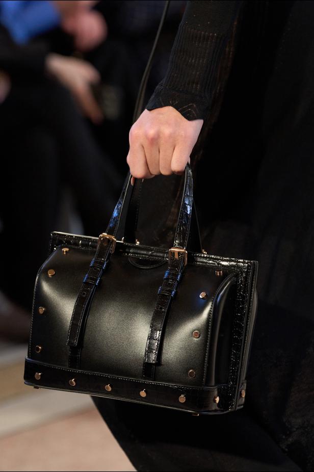 غابرييلا هيرست توجّه من خلال مجموعة خريف 2026 تحية إنسانية بروح معاصرة