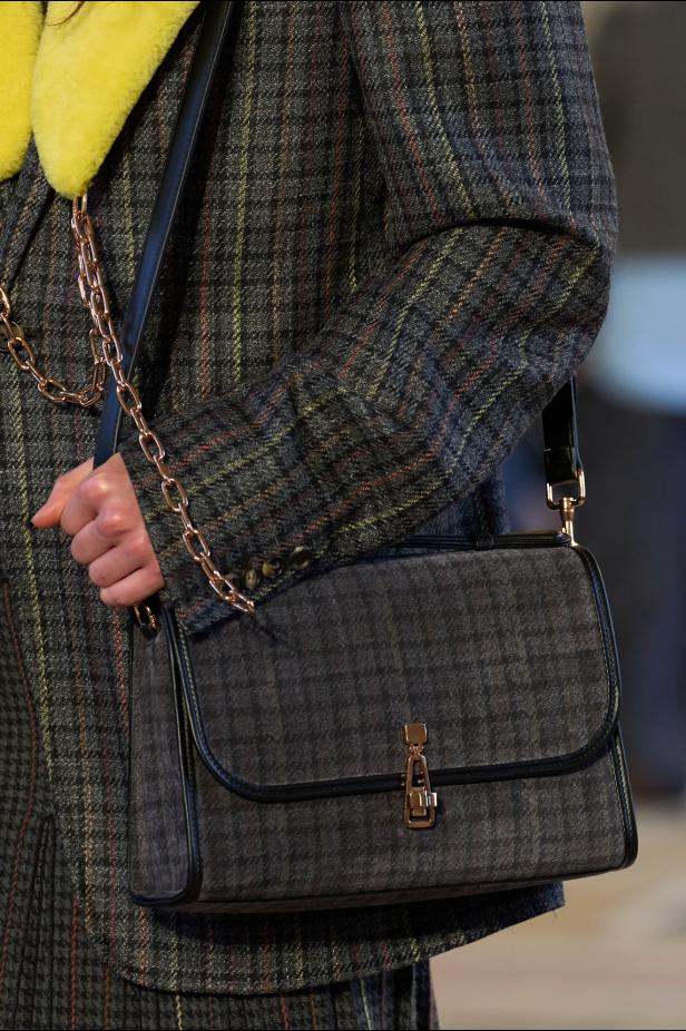 غابرييلا هيرست توجّه من خلال مجموعة خريف 2026 تحية إنسانية بروح معاصرة