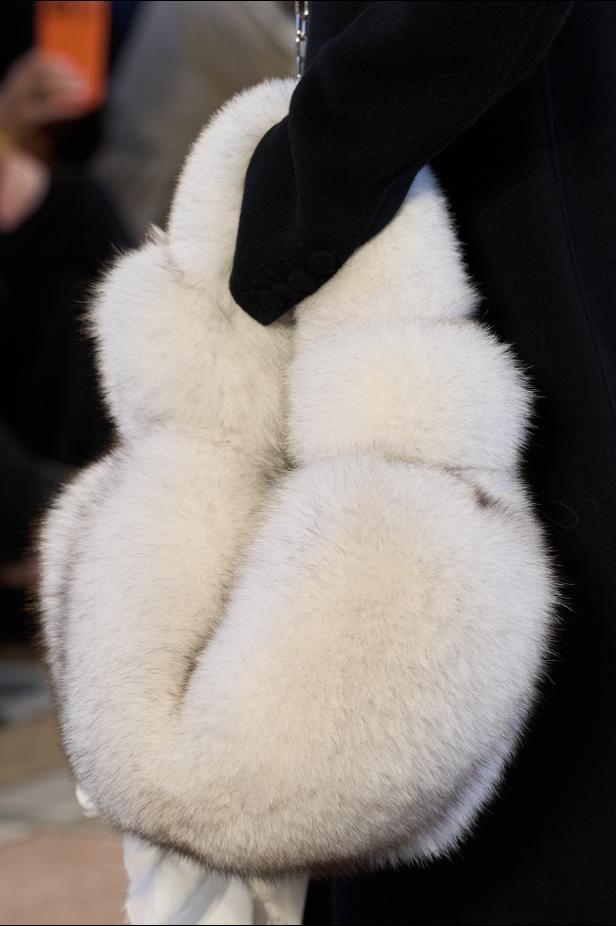 غابرييلا هيرست توجّه من خلال مجموعة خريف 2026 تحية إنسانية بروح معاصرة