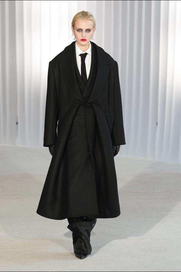 دوران لانتينك يبعث الحياة في أرشيف ‏‎Jean Paul Gaultier‏... احتفال بالتناقضات ‏والتحولات الجريئة