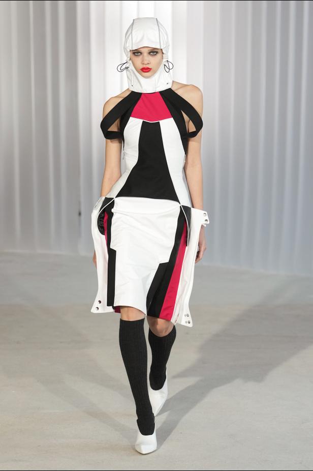 دوران لانتينك يبعث الحياة في أرشيف ‏‎Jean Paul Gaultier‏... احتفال بالتناقضات ‏والتحولات الجريئة