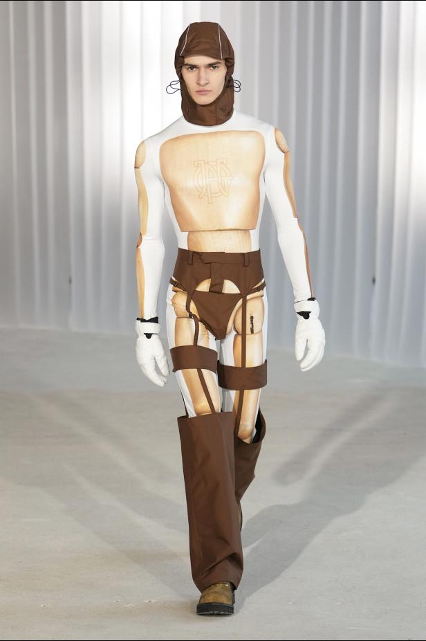 دوران لانتينك يبعث الحياة في أرشيف ‏‎Jean Paul Gaultier‏... احتفال بالتناقضات ‏والتحولات الجريئة