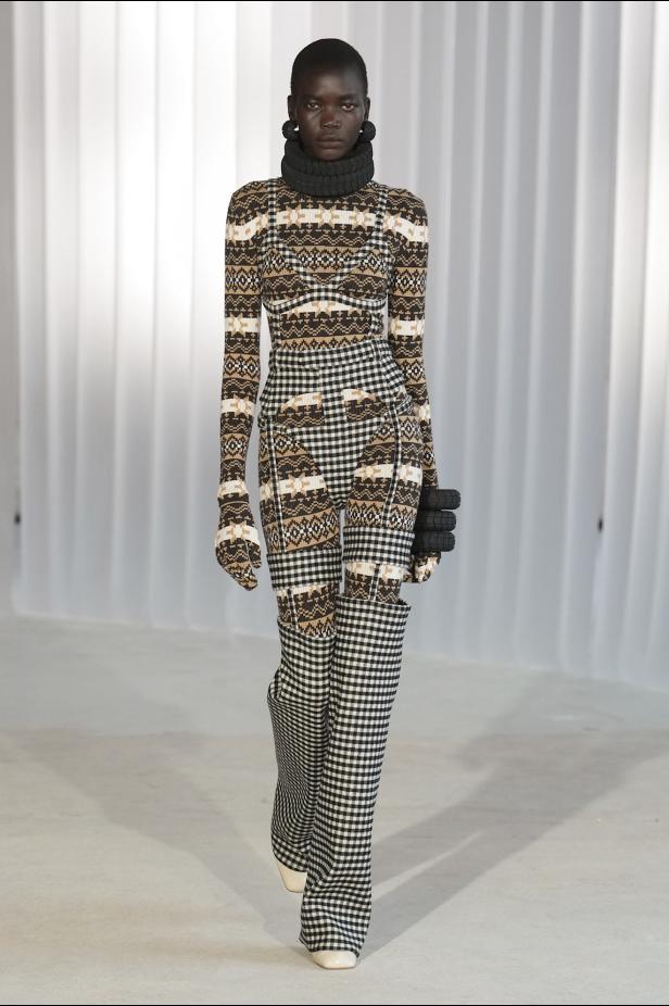 دوران لانتينك يبعث الحياة في أرشيف ‏‎Jean Paul Gaultier‏... احتفال بالتناقضات ‏والتحولات الجريئة