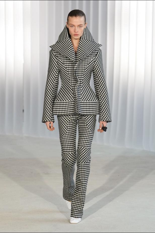 دوران لانتينك يبعث الحياة في أرشيف ‏‎Jean Paul Gaultier‏... احتفال بالتناقضات ‏والتحولات الجريئة