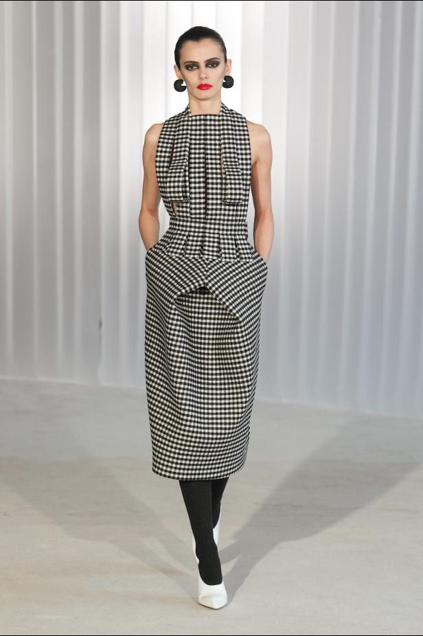 دوران لانتينك يبعث الحياة في أرشيف ‏‎Jean Paul Gaultier‏... احتفال بالتناقضات ‏والتحولات الجريئة