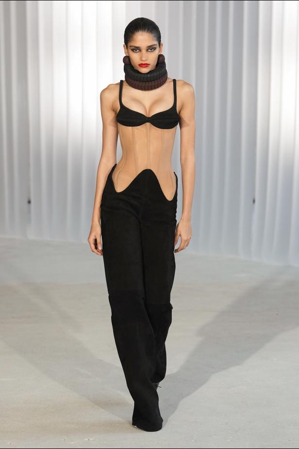 دوران لانتينك يبعث الحياة في أرشيف ‏‎Jean Paul Gaultier‏... احتفال بالتناقضات ‏والتحولات الجريئة