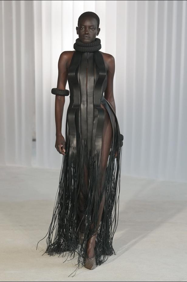 دوران لانتينك يبعث الحياة في أرشيف ‏‎Jean Paul Gaultier‏... احتفال بالتناقضات ‏والتحولات الجريئة