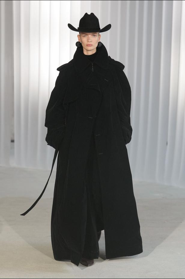 دوران لانتينك يبعث الحياة في أرشيف ‏‎Jean Paul Gaultier‏... احتفال بالتناقضات ‏والتحولات الجريئة