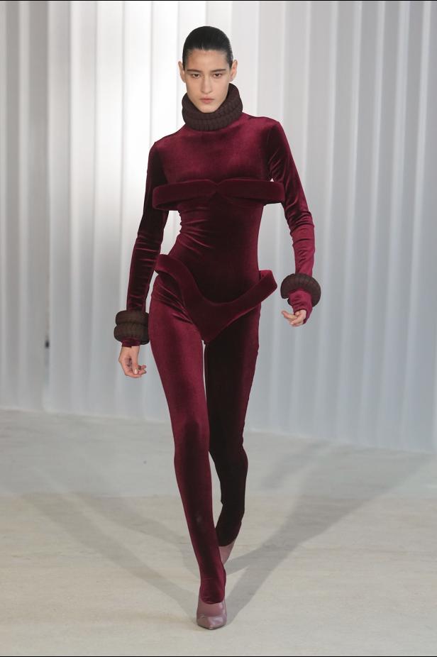 دوران لانتينك يبعث الحياة في أرشيف ‏‎Jean Paul Gaultier‏... احتفال بالتناقضات ‏والتحولات الجريئة