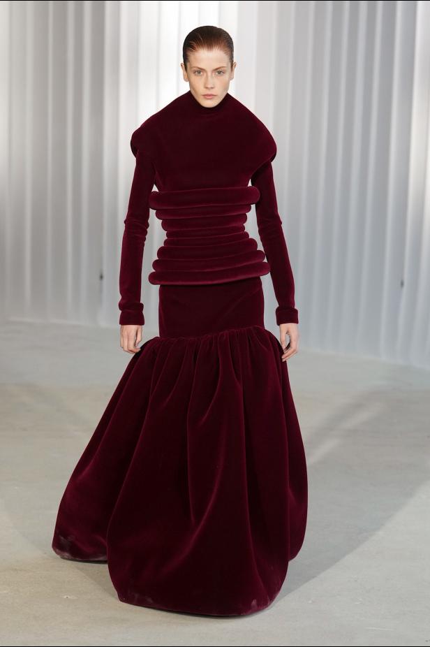 دوران لانتينك يبعث الحياة في أرشيف ‏‎Jean Paul Gaultier‏... احتفال بالتناقضات ‏والتحولات الجريئة