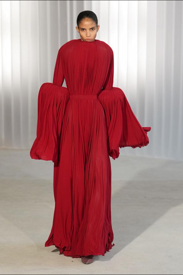 دوران لانتينك يبعث الحياة في أرشيف ‏‎Jean Paul Gaultier‏... احتفال بالتناقضات ‏والتحولات الجريئة