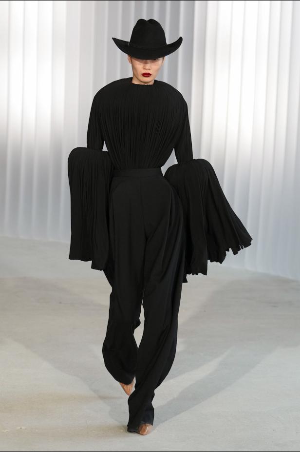 دوران لانتينك يبعث الحياة في أرشيف ‏‎Jean Paul Gaultier‏... احتفال بالتناقضات ‏والتحولات الجريئة