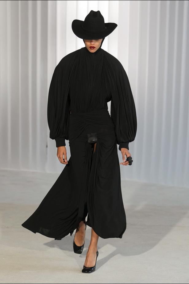 دوران لانتينك يبعث الحياة في أرشيف ‏‎Jean Paul Gaultier‏... احتفال بالتناقضات ‏والتحولات الجريئة