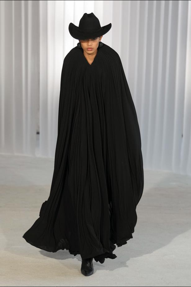 دوران لانتينك يبعث الحياة في أرشيف ‏‎Jean Paul Gaultier‏... احتفال بالتناقضات ‏والتحولات الجريئة