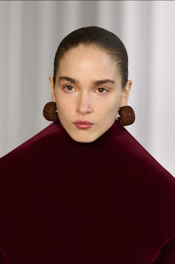 دوران لانتينك يبعث الحياة في أرشيف ‏‎Jean Paul Gaultier‏... احتفال بالتناقضات ‏والتحولات الجريئة