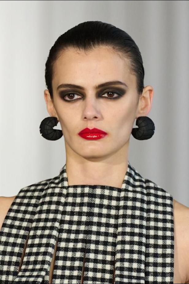 دوران لانتينك يبعث الحياة في أرشيف ‏‎Jean Paul Gaultier‏... احتفال بالتناقضات ‏والتحولات الجريئة