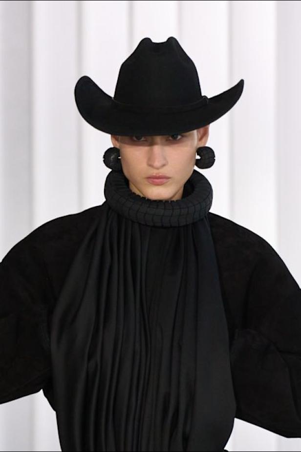 دوران لانتينك يبعث الحياة في أرشيف ‏‎Jean Paul Gaultier‏... احتفال بالتناقضات ‏والتحولات الجريئة