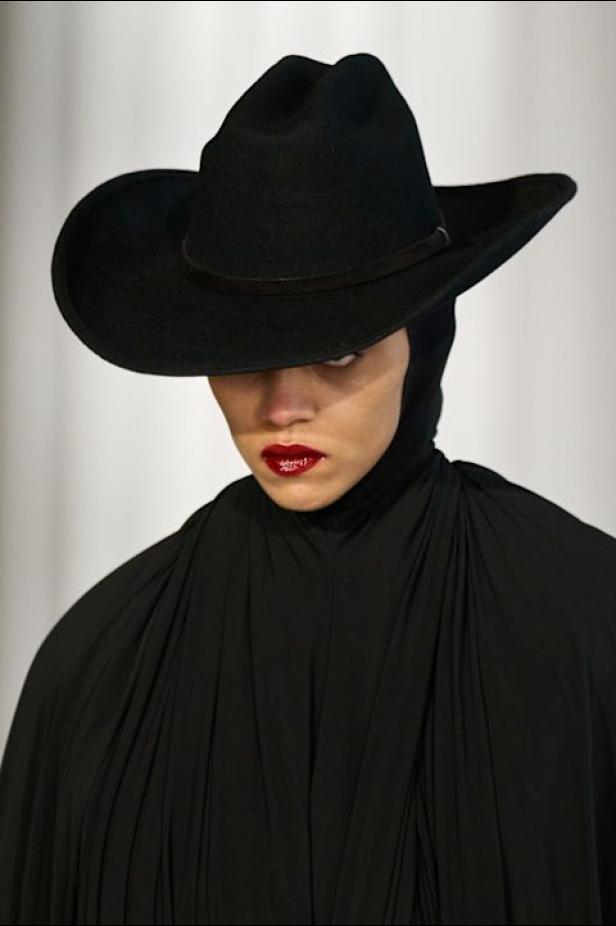 دوران لانتينك يبعث الحياة في أرشيف ‏‎Jean Paul Gaultier‏... احتفال بالتناقضات ‏والتحولات الجريئة