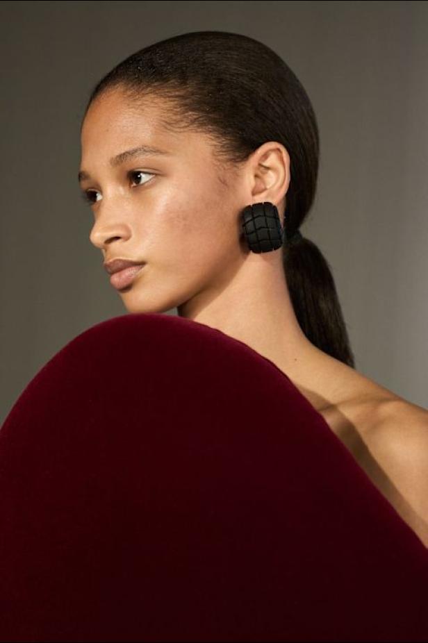 دوران لانتينك يبعث الحياة في أرشيف ‏‎Jean Paul Gaultier‏... احتفال بالتناقضات ‏والتحولات الجريئة