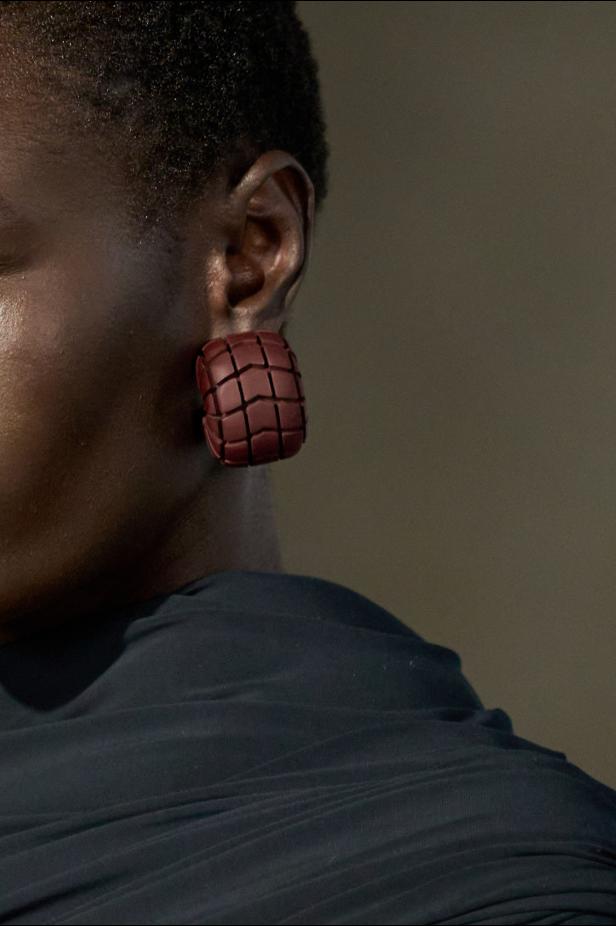 دوران لانتينك يبعث الحياة في أرشيف ‏‎Jean Paul Gaultier‏... احتفال بالتناقضات ‏والتحولات الجريئة