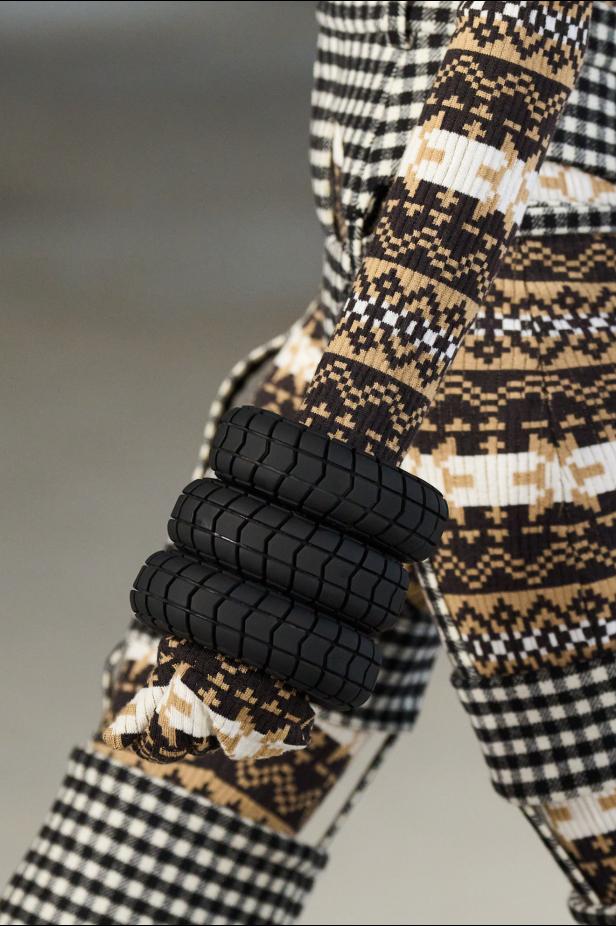 دوران لانتينك يبعث الحياة في أرشيف ‏‎Jean Paul Gaultier‏... احتفال بالتناقضات ‏والتحولات الجريئة