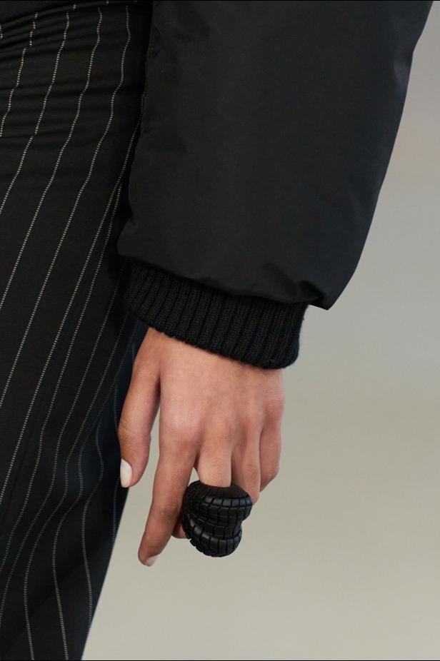 دوران لانتينك يبعث الحياة في أرشيف ‏‎Jean Paul Gaultier‏... احتفال بالتناقضات ‏والتحولات الجريئة