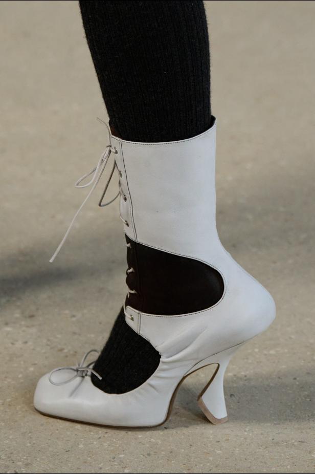 دوران لانتينك يبعث الحياة في أرشيف ‏‎Jean Paul Gaultier‏... احتفال بالتناقضات ‏والتحولات الجريئة