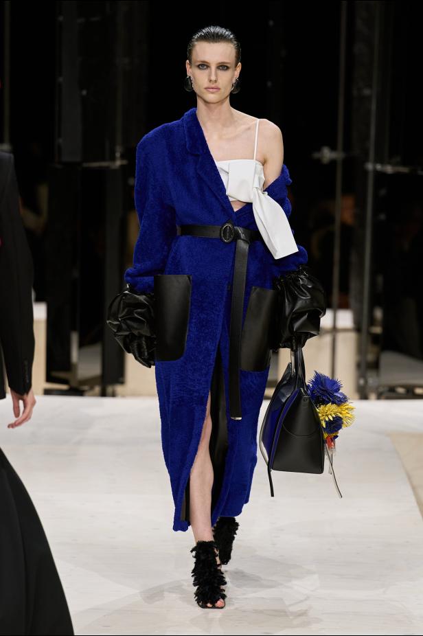 سارة بيرتون تُجسد تعقيد المرأة وتعدد شخصياتها في مجموعة Givenchy خريف وشتاء 2026