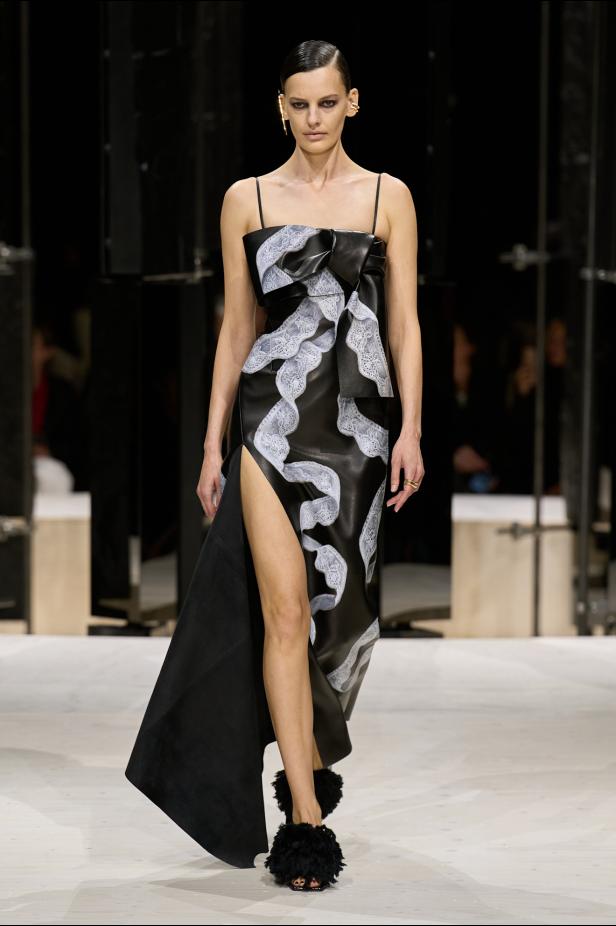 سارة بيرتون تُجسد تعقيد المرأة وتعدد شخصياتها في مجموعة Givenchy خريف وشتاء 2026