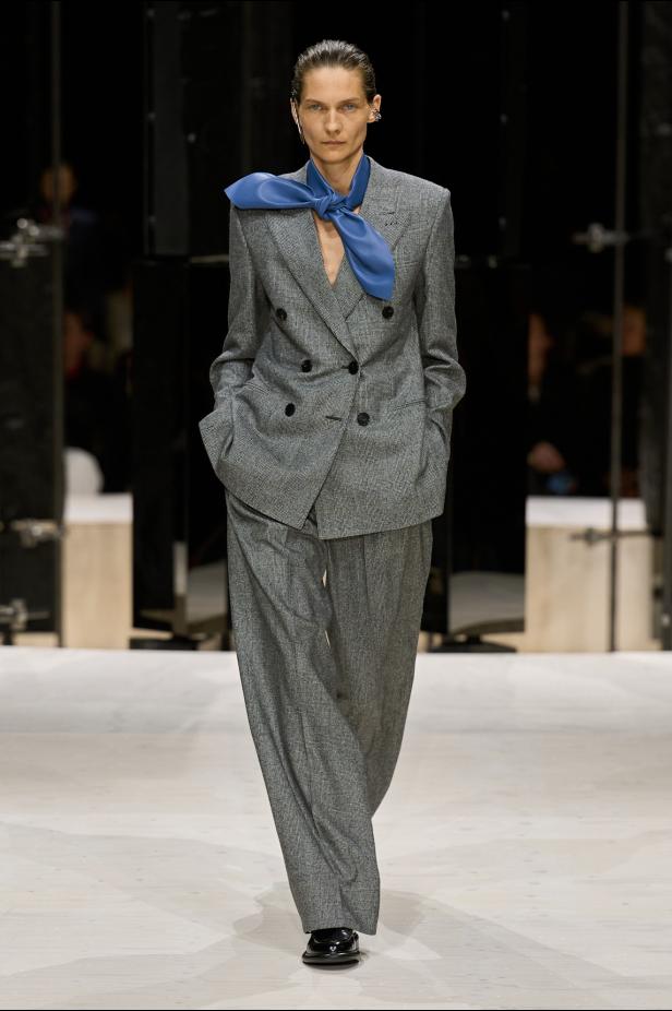 سارة بيرتون تُجسد تعقيد المرأة وتعدد شخصياتها في مجموعة Givenchy خريف وشتاء 2026