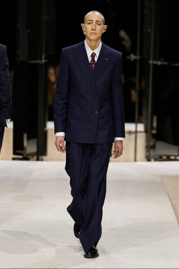 سارة بيرتون تُجسد تعقيد المرأة وتعدد شخصياتها في مجموعة Givenchy خريف وشتاء 2026