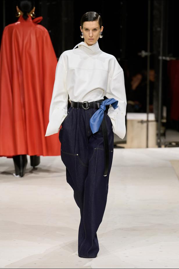 سارة بيرتون تُجسد تعقيد المرأة وتعدد شخصياتها في مجموعة Givenchy خريف وشتاء 2026