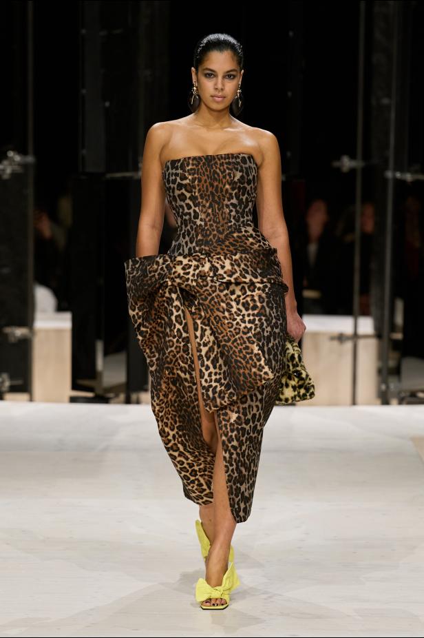 سارة بيرتون تُجسد تعقيد المرأة وتعدد شخصياتها في مجموعة Givenchy خريف وشتاء 2026