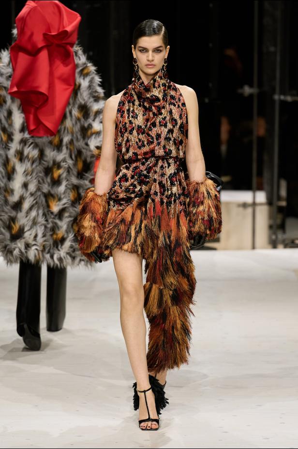 سارة بيرتون تُجسد تعقيد المرأة وتعدد شخصياتها في مجموعة Givenchy خريف وشتاء 2026