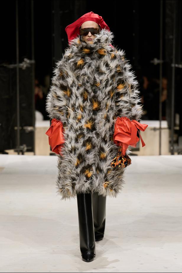 سارة بيرتون تُجسد تعقيد المرأة وتعدد شخصياتها في مجموعة Givenchy خريف وشتاء 2026