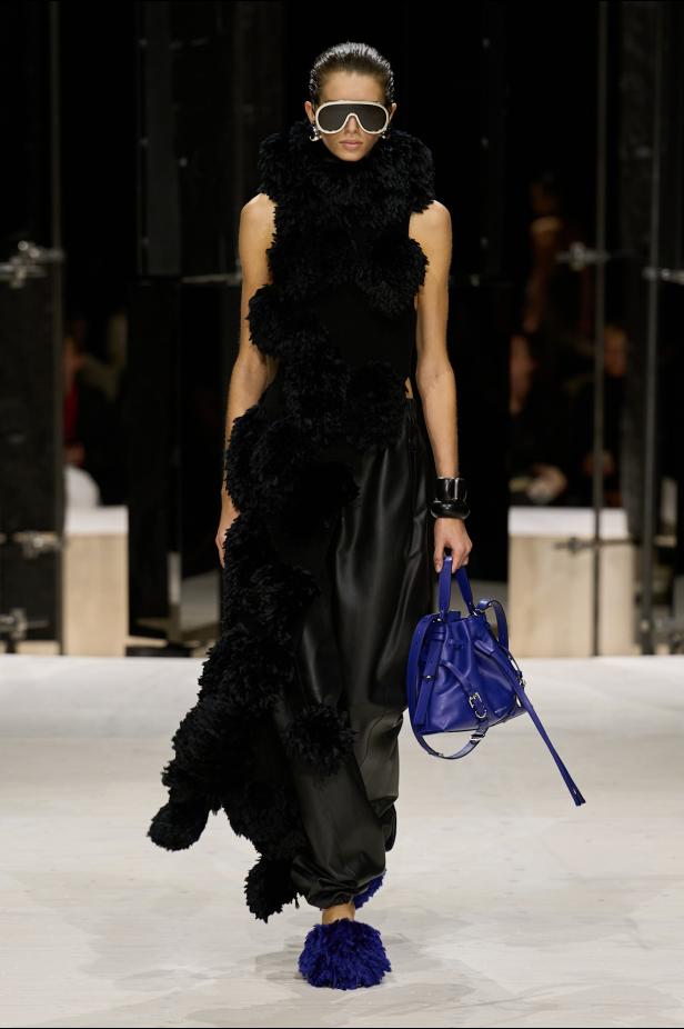 سارة بيرتون تُجسد تعقيد المرأة وتعدد شخصياتها في مجموعة Givenchy خريف وشتاء 2026