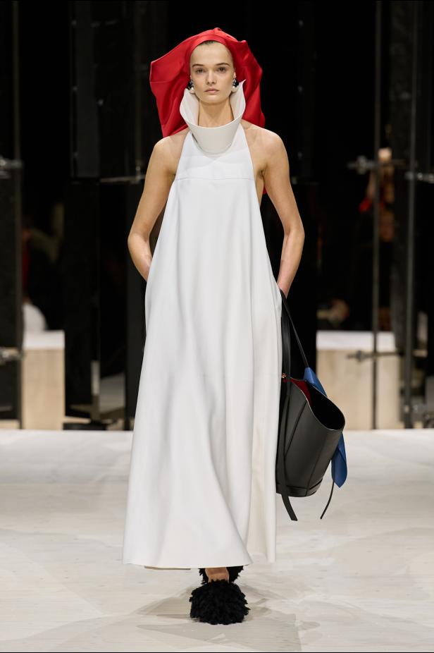 سارة بيرتون تُجسد تعقيد المرأة وتعدد شخصياتها في مجموعة Givenchy خريف وشتاء 2026