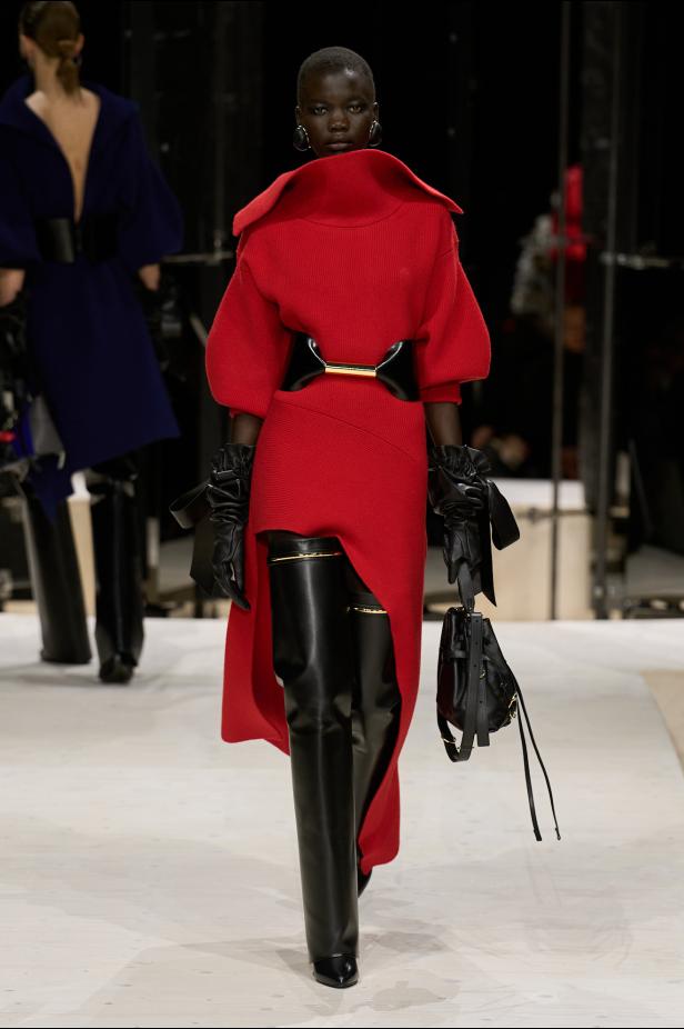 سارة بيرتون تُجسد تعقيد المرأة وتعدد شخصياتها في مجموعة Givenchy خريف وشتاء 2026