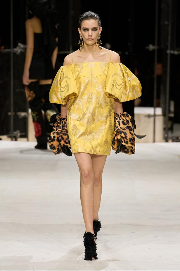 سارة بيرتون تُجسد تعقيد المرأة وتعدد شخصياتها في مجموعة Givenchy خريف وشتاء 2026