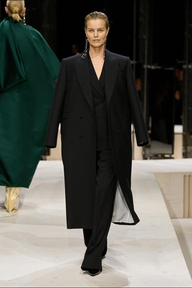 سارة بيرتون تُجسد تعقيد المرأة وتعدد شخصياتها في مجموعة Givenchy خريف وشتاء 2026