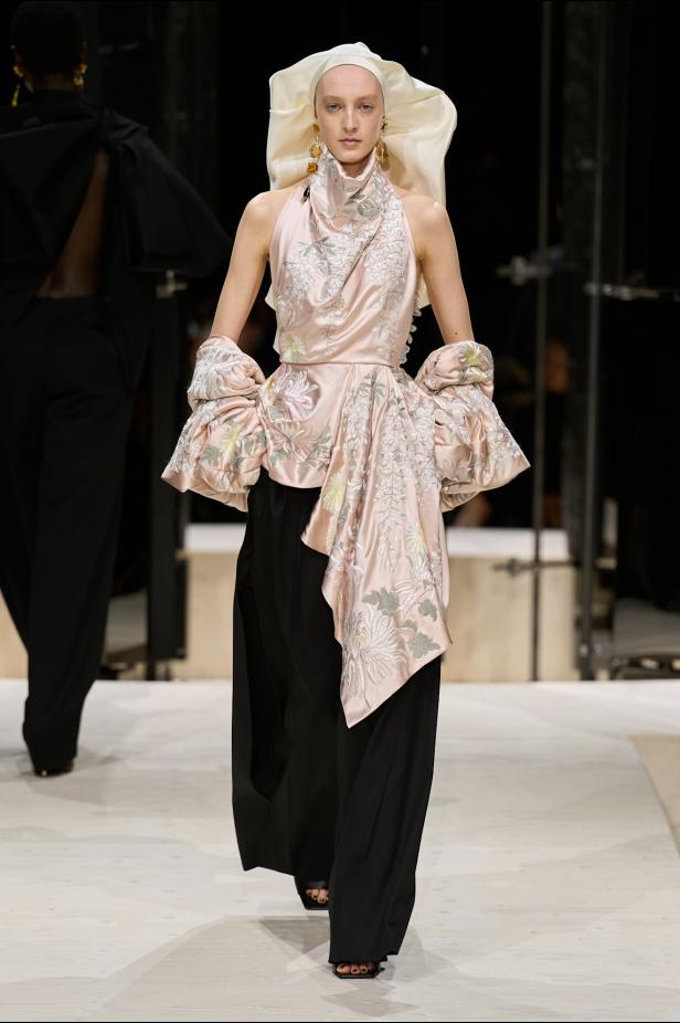 سارة بيرتون تُجسد تعقيد المرأة وتعدد شخصياتها في مجموعة Givenchy خريف وشتاء 2026