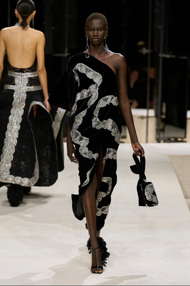 سارة بيرتون تُجسد تعقيد المرأة وتعدد شخصياتها في مجموعة Givenchy خريف وشتاء 2026