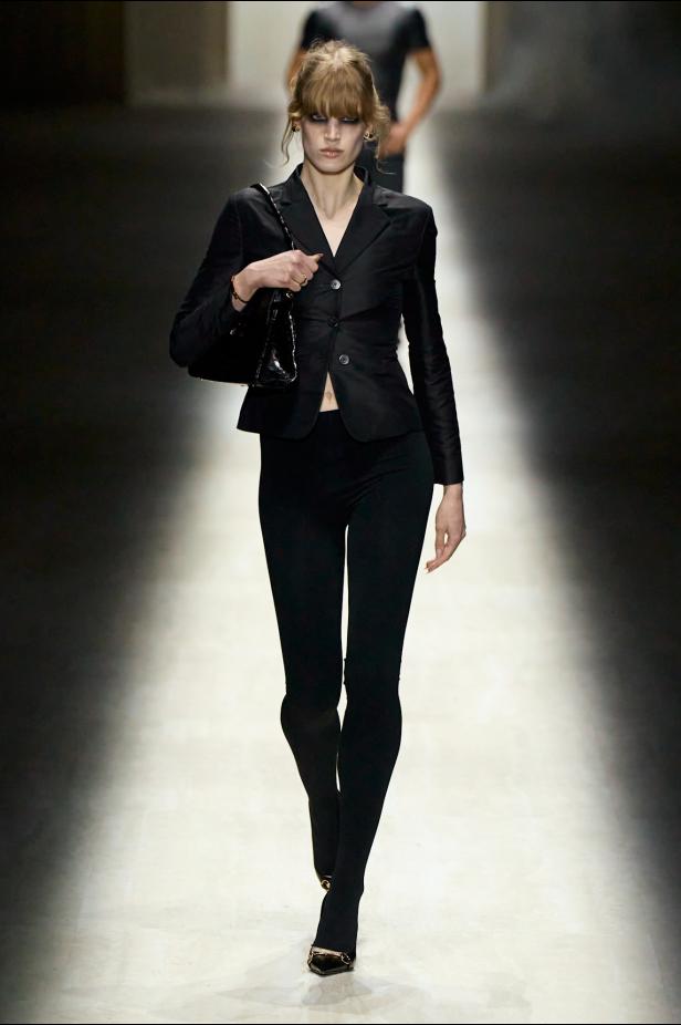 طموح "ديمنا" و ظِل "توم فورد" الأبدي في مجموعة Gucci خريف و شتاء 2026 للملابس الجاهزة 