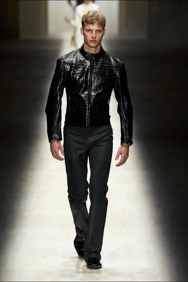 طموح "ديمنا" و ظِل "توم فورد" الأبدي في مجموعة Gucci خريف و شتاء 2026 للملابس الجاهزة 