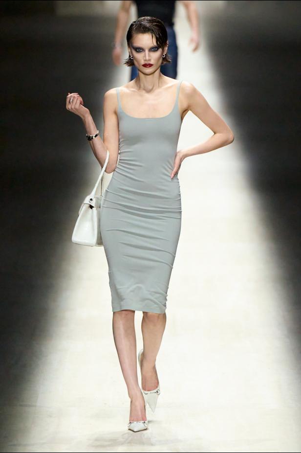 طموح "ديمنا" و ظِل "توم فورد" الأبدي في مجموعة Gucci خريف و شتاء 2026 للملابس الجاهزة 