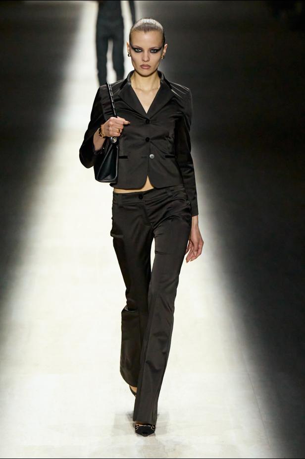 طموح "ديمنا" و ظِل "توم فورد" الأبدي في مجموعة Gucci خريف و شتاء 2026 للملابس الجاهزة 