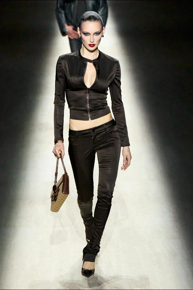 طموح "ديمنا" و ظِل "توم فورد" الأبدي في مجموعة Gucci خريف و شتاء 2026 للملابس الجاهزة 