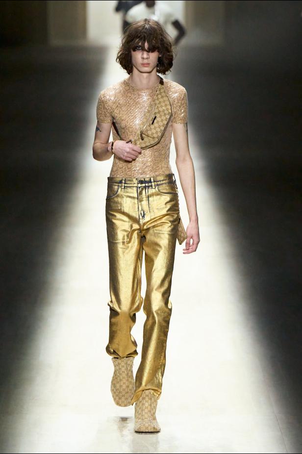 طموح "ديمنا" و ظِل "توم فورد" الأبدي في مجموعة Gucci خريف و شتاء 2026 للملابس الجاهزة 